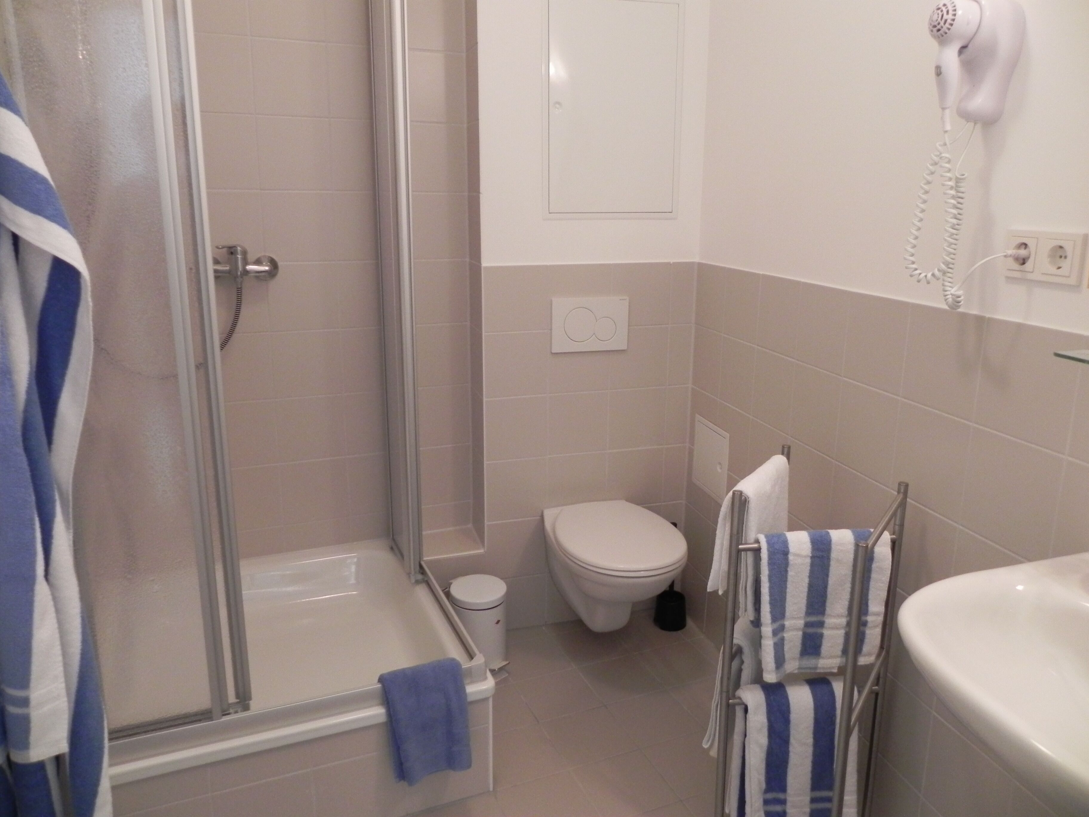 Dusj, hårføner og håndklær