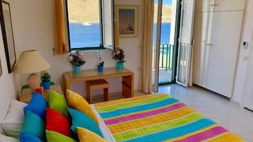 4 chambres, bureau, fer et planche Ă repasser, lit parapluie