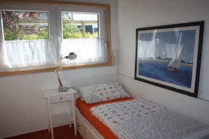3 bedrooms, travel cot