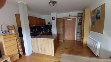 Kühlschrank, Mikrowelle, Ofen, Geschirrspüler