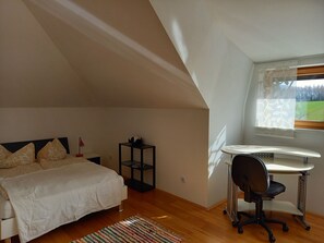 2 間睡房、書桌、Wi-Fi、床單