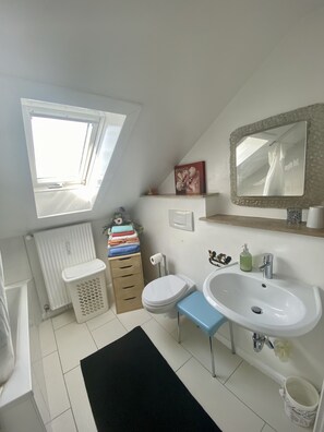 浴槽、ヘアドライヤー、タオル、石鹸