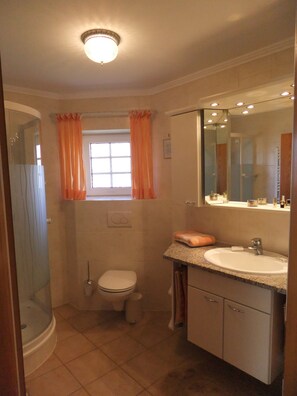 Shower, towels - Beautiful, lovingly decorated octagon. House, well maintained. garden  (Friedrichskoog)