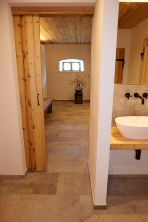 Een douche, een haardroger, handdoeken, toiletpapier