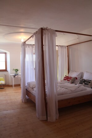 5 habitaciones, tabla de planchar con plancha y cuna de viaje 