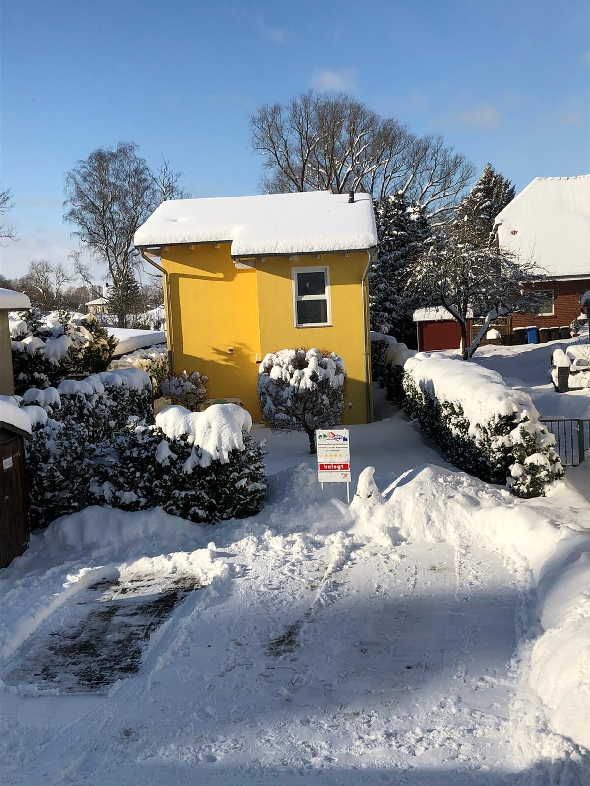 Winter auf Rügen.
Vor dem Ferienhaus sind die Parkplätze