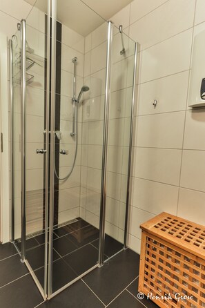 Dusche, Haartrockner, Handtücher, Toilettenpapier