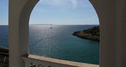 Beach Villa: private bathing area, sandy beach, WiFi, ideal for families