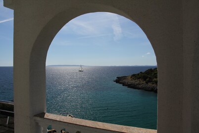 Beach Villa: private bathing area, sandy beach, WiFi, ideal for families