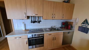 Réfrigérateur, four à micro-ondes, surface de cuisson, lave-vaisselle
