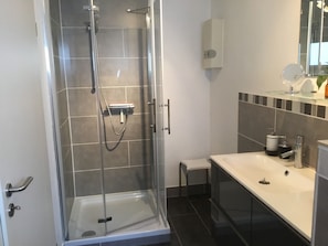 Shower, hair dryer, towels, soap - Modern, sunny vacation apartment - quiet location, with large terrace (Altrich)
