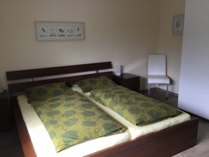 1 habitación, tabla de planchar con plancha, wifi gratis y ropa de cama 