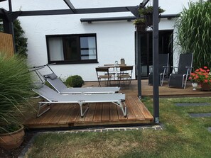 Outdoor dining - Modern, sunny vacation apartment - quiet location, with large terrace (Altrich)