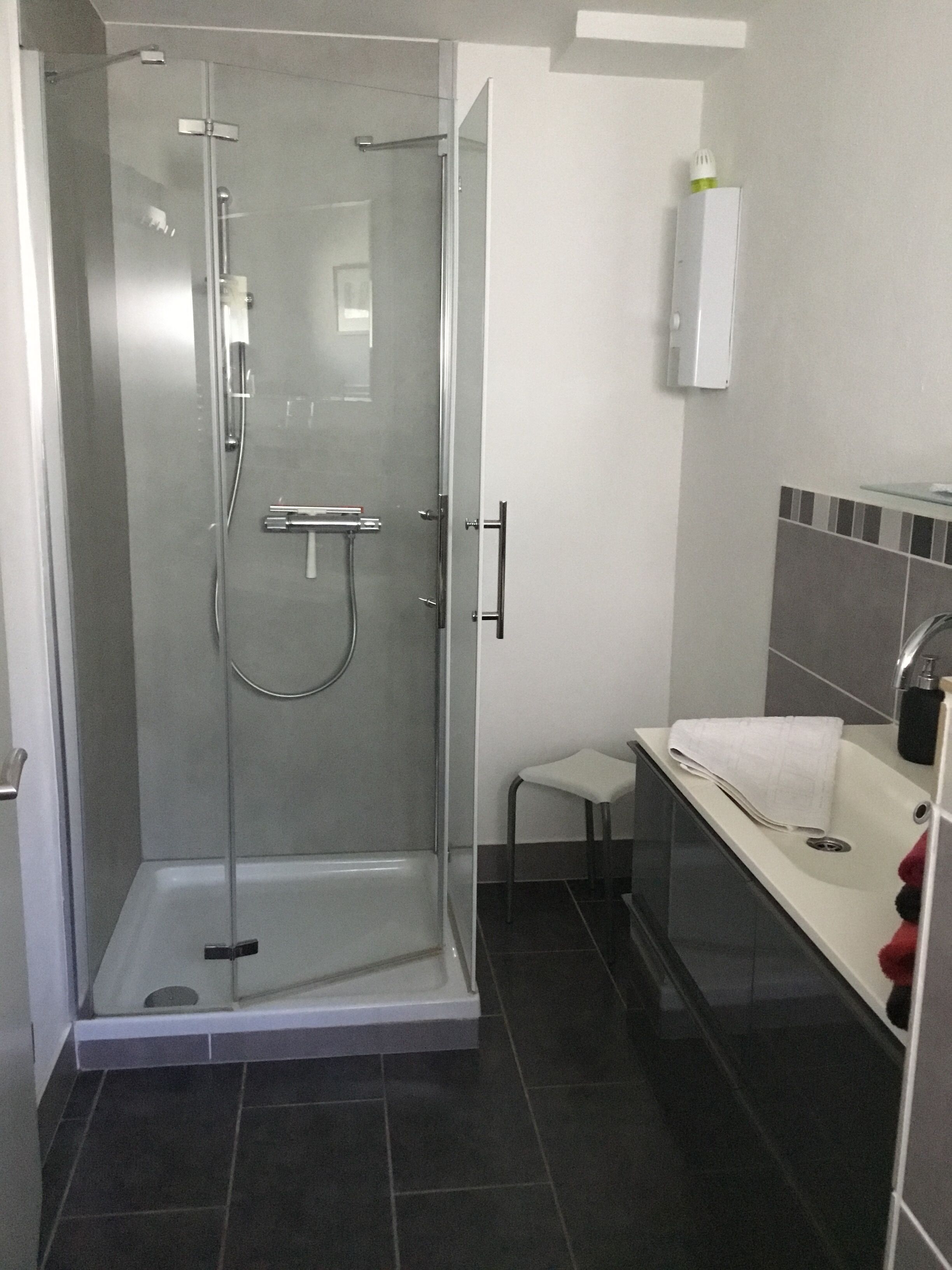 Dusche, Haartrockner, Handtücher, Seife