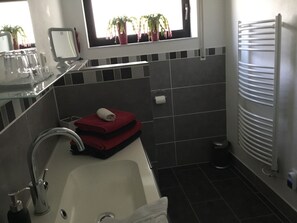 Shower, hair dryer, towels, soap - Modern, sunny vacation apartment - quiet location, with large terrace (Altrich)