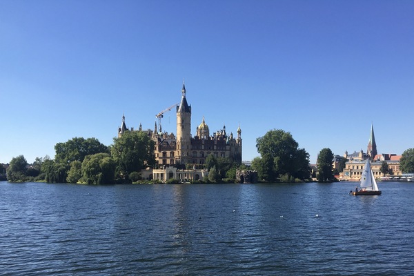 Blick auf das Schweriner Schloss von der Wasserseite