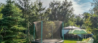 Smuk terrasse, aircondition, 2 soveværelser, babyseng, grillplads, parkering