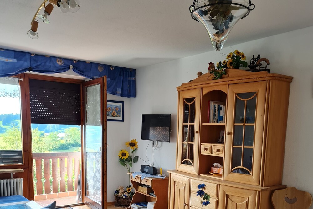 With indoor pool and sauna right next to the ski lift/school, cross-country ski run and hiking trails