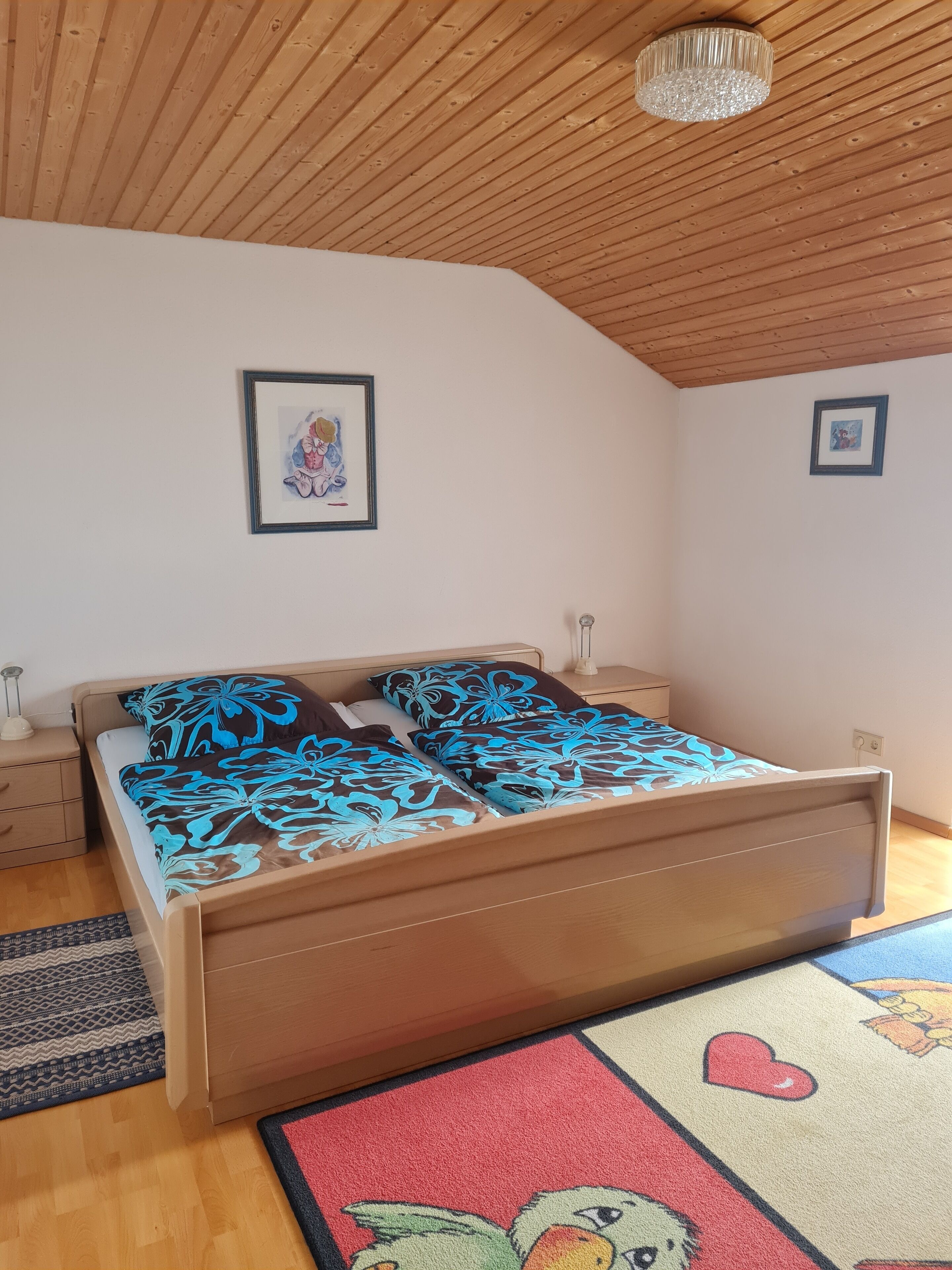 With indoor pool and sauna right next to the ski lift/school, cross-country ski run and hiking trails 