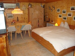 2 bedrooms, iron/ironing board, travel crib, free WiFi - Luxury 6 pers. Apartment with guest rooms near the golf course and lake (Walchsee)