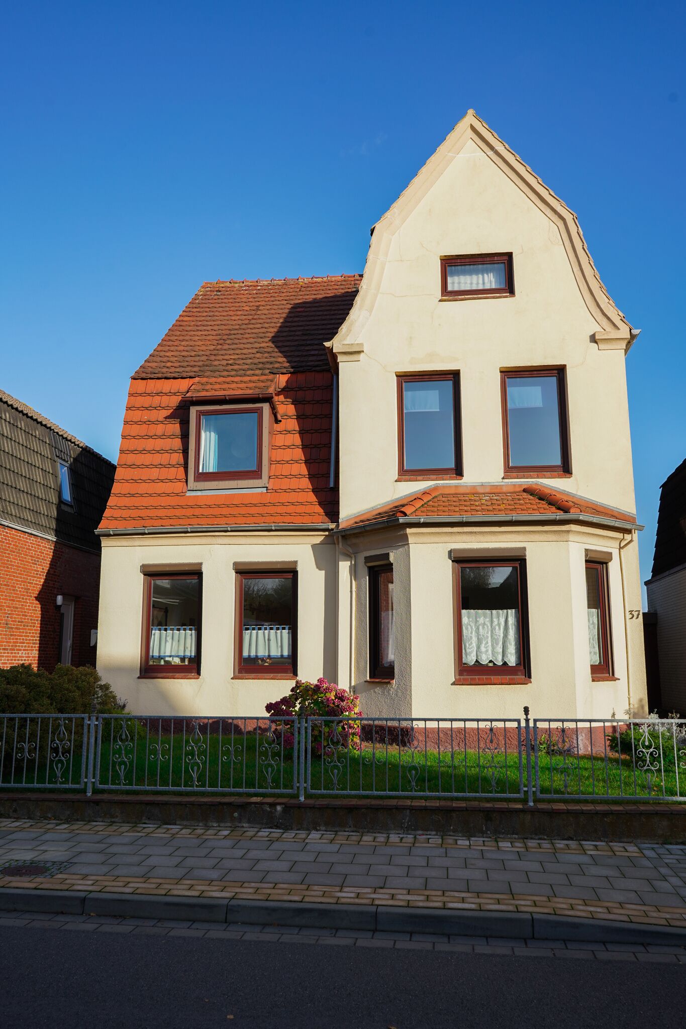 Cancellation up to 1 day before arrival, garage for bicycles and electricity