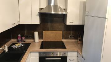 KylskÄp, ugn, spishÀll och kaffe- och tebryggare