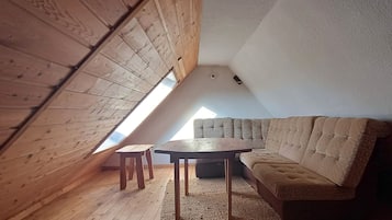 Fernseher, DVD-Player, Bücher