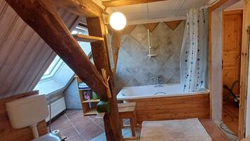 Badewanne, Haartrockner, Handtücher, Seife