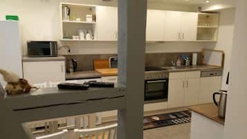 Een koelkast, een magnetron, een oven, een kookplaat
