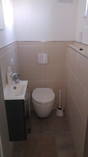 Douche, sèche-cheveux, savon, papier toilette