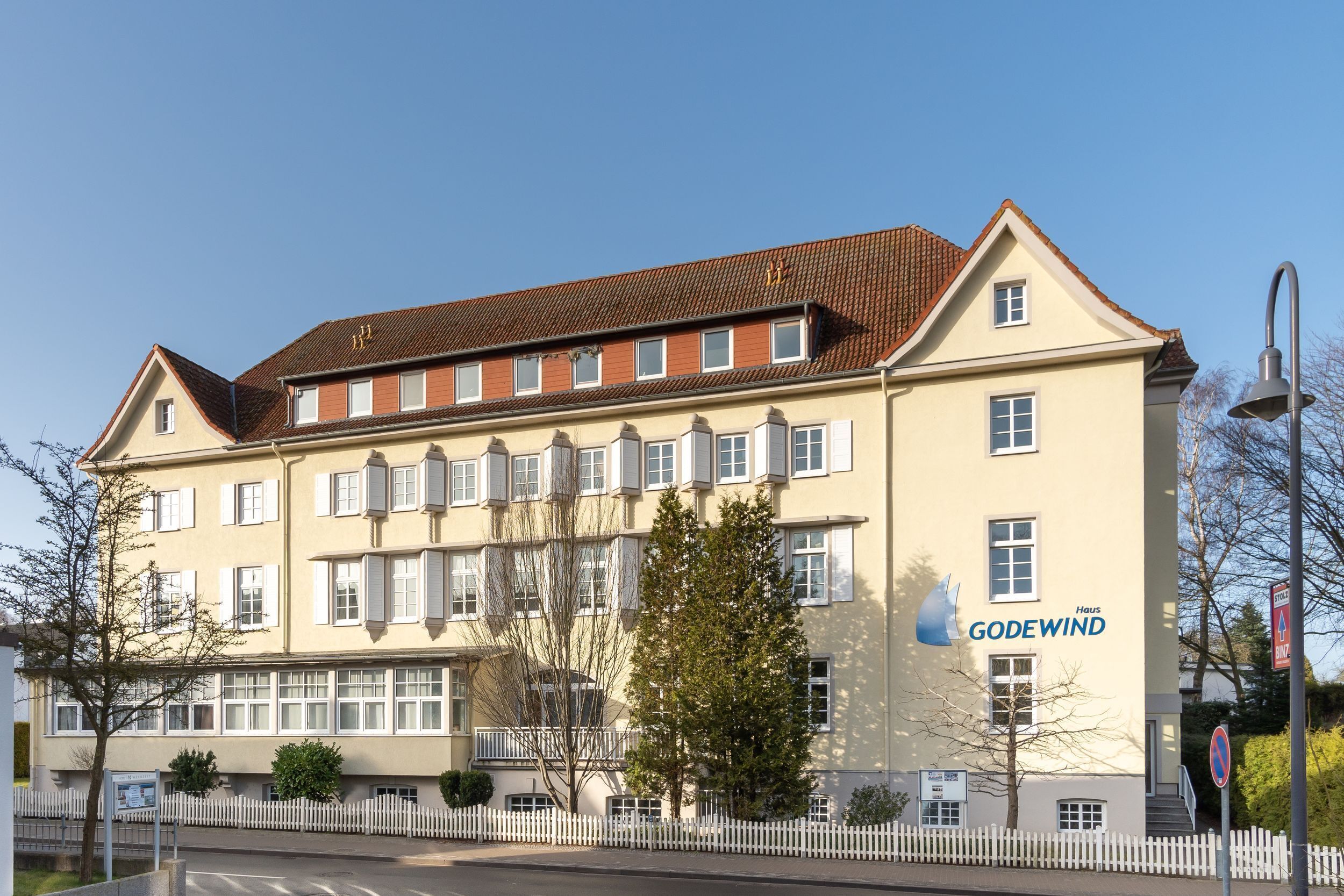 Ein mehrgeschossiges Hotel im klassischen Stil, mit einer auffälligen 