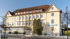 A multi-story hotel with a classic architectural style, featuring a prominent "GODEWIND" sign on the facade. - 3-room apartment Haus Godewind 10 in Binz, balcony, parking lot, beach chair on the beach (Binz)