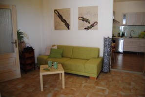 Fernseher, Kamin, Bücher