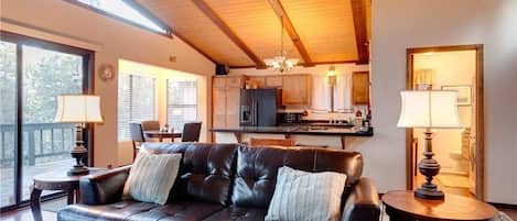 House, Multiple Beds (Tree Top Falls) | Living area