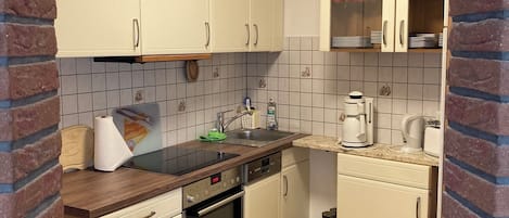 Een koelkast, een microgolfoven, een oven, een kookplaat