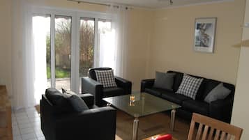 Smart TV, DVD player, books, stereo