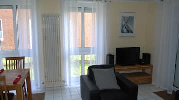 Smart-TV, DVD-Player, Bücher, Stereoanlage