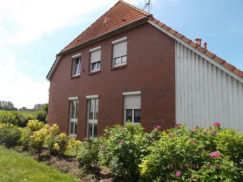 Das Haus liegt nur 200 m entfernt hinter dem Deich