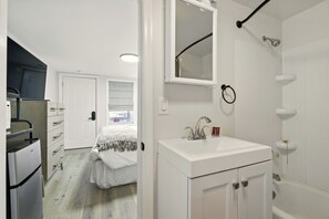 Habitación básica, 1 cama de matrimonio, no fumadores | Baño | Secador de pelo, toallas, jabón y champú