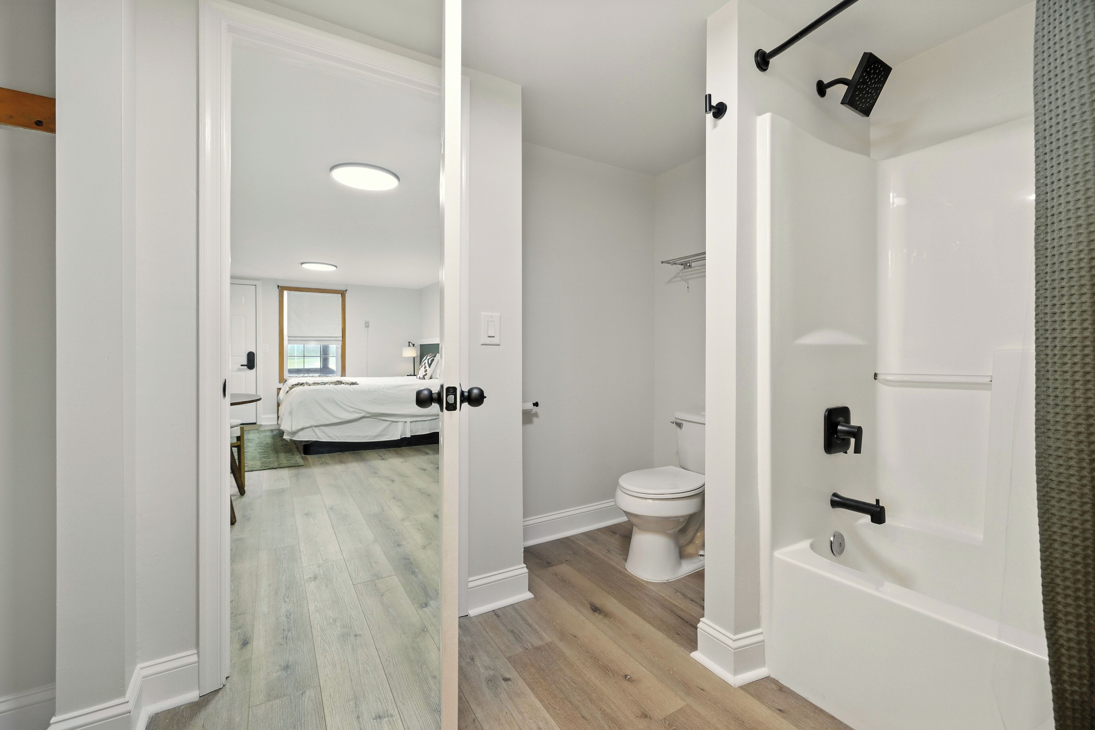 Basic Room, 1 King Bed, Non Smoking | Bathroom