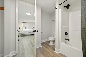 Habitación básica, 1 cama King size, para no fumadores | Baño | Secadora de cabello, toallas, jabón, shampoo 