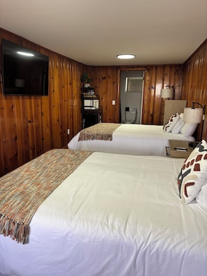 Eenvoudige kamer, 2 queensize bedden, niet-roken | 1 slaapkamer, een strijkplank/strijkijzer, gratis wifi, beddengoed