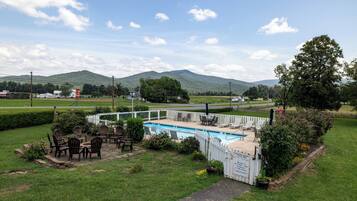 Seasonal outdoor pool, pool umbrellas, sun loungers
