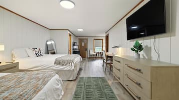 Habitación básica, 2 camas Queen size, para no fumadores | Tabla de planchar con plancha, wifi gratis y ropa de cama