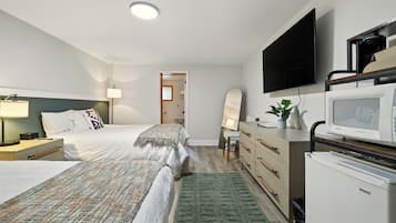 Habitación básica, 2 camas Queen size, para no fumadores | Tabla de planchar con plancha, wifi gratis y ropa de cama