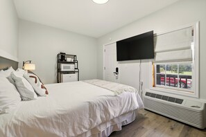Basic Room, 1 Queen Bed, Non Smoking | Iron/ironing board, free WiFi, bed sheets