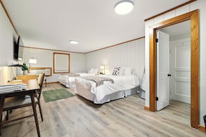 Habitación básica, 2 camas de matrimonio, no fumadores | 1 dormitorio, tabla de planchar con plancha, wifi gratis y ropa de cama
