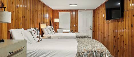 Tabla de planchar con plancha, wifi gratis y ropa de cama