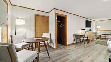 Tabla de planchar con plancha, wifi gratis y ropa de cama