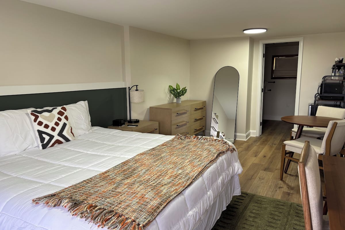 Eenvoudige kamer, 1 kingsize bed, niet-roken | 1 slaapkamer, een strijkplank/strijkijzer, gratis wifi, beddengoed